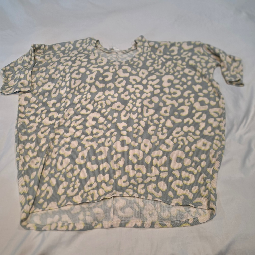 Honeyme Top Women L Gray Excellent Leopard Print Ribbed Knit Short Sleeve V-Neck